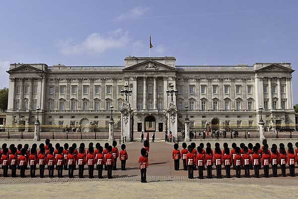 Especially interesting is to see the changing of the royal guard, which ends at Buckingham Palace