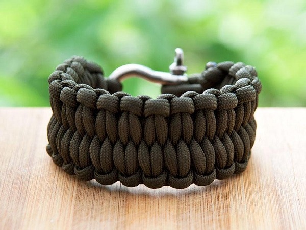 A parachute cord can be wound up in the form of a bracelet or a belt