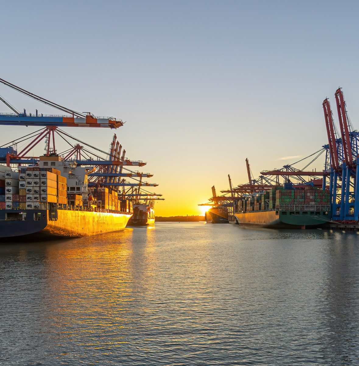 Containerschiffe im Hamburger Hafen bei Sonnenuntergang