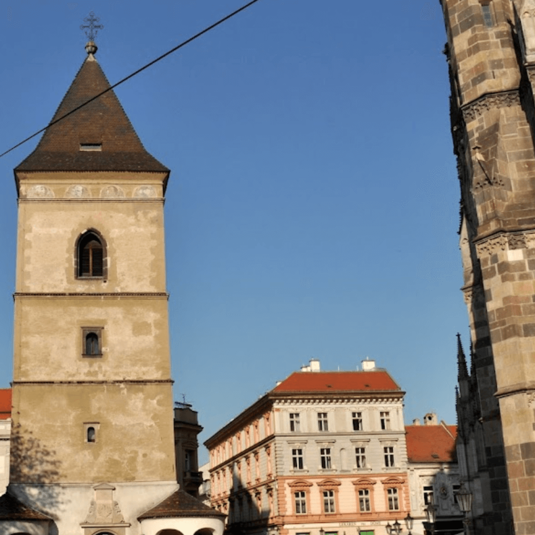 La tour urbaine (Urbanova veža) située dans la rue Hlavná à Košice, en Slovaquie, est un campanile prismatique de la Renaissance avec un toit pyramidal. Il a été érigé au 16ème siècle