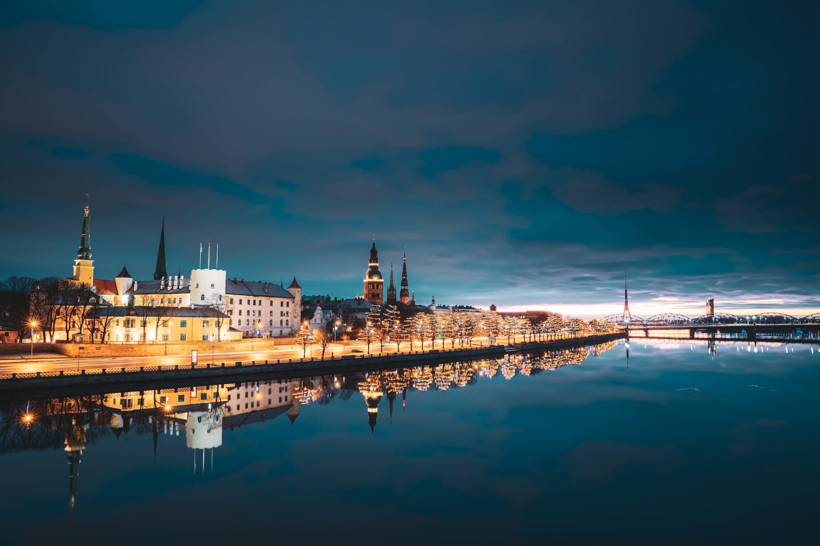 Blick Auf Schloss, Dom Und Peterskirche.  Beliebter Ort mit berühmten Sehenswürdigkeiten, Riga, Lettland
