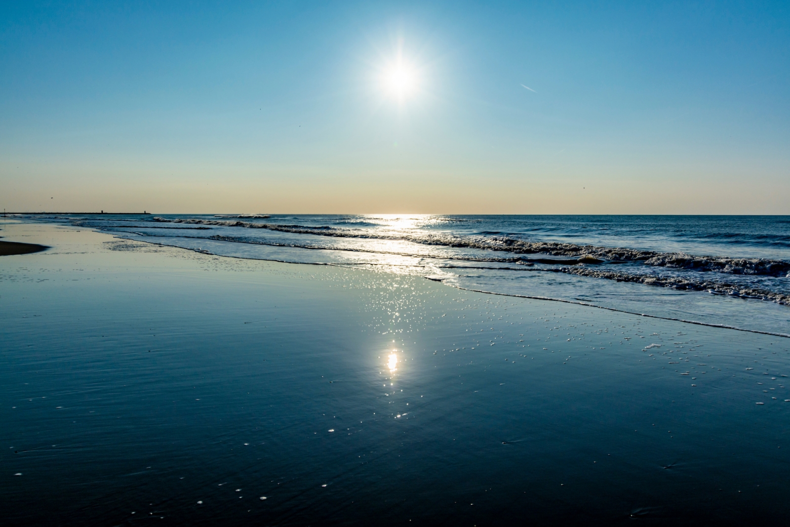 Journée ensoleillée sur la plage de la mer du Nord