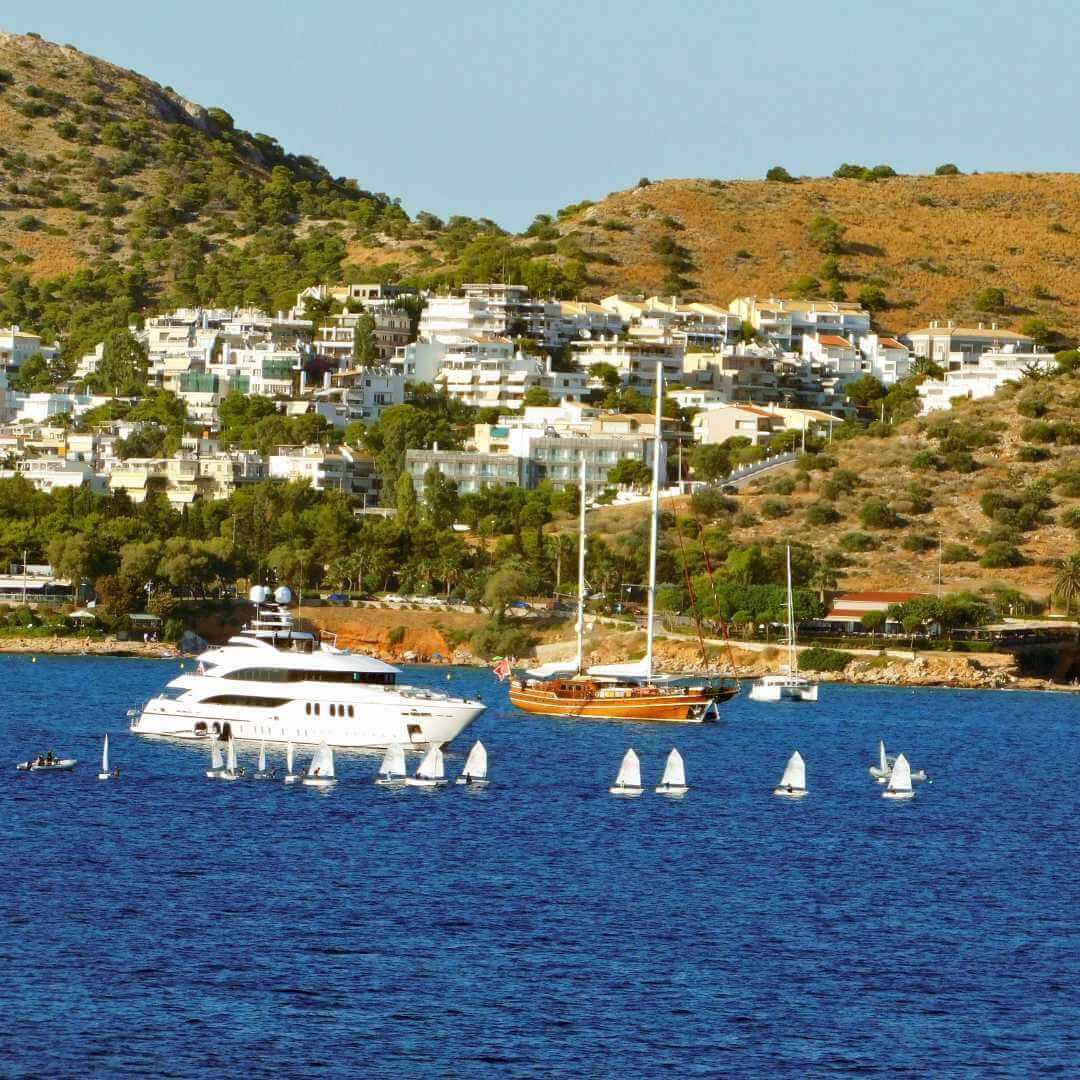 Vista della costa e della baia della zona turistica di Kavouri, a Vouliagmeni, Attica, Grecia