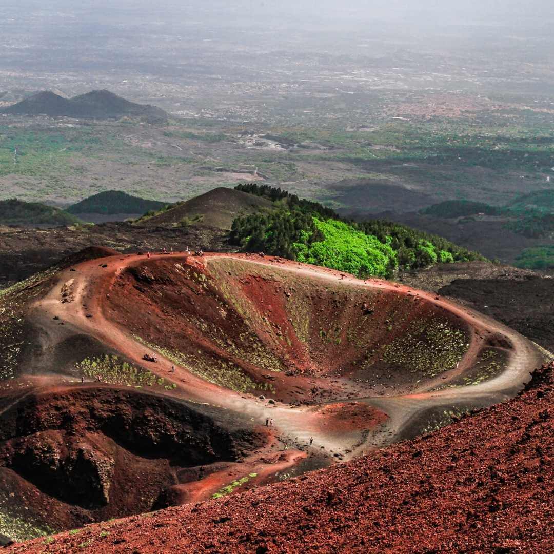 Questa è una vista panoramica del vulcano attivo Etna, il vulcano attivo più alto d'Europa con i suoi 3329 m. Include anche crateri spenti sul pendio e tracce di attività vulcanica.