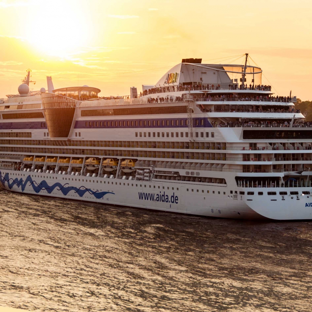 AIDAluna Cruise Ship Is Leaving Hamburg