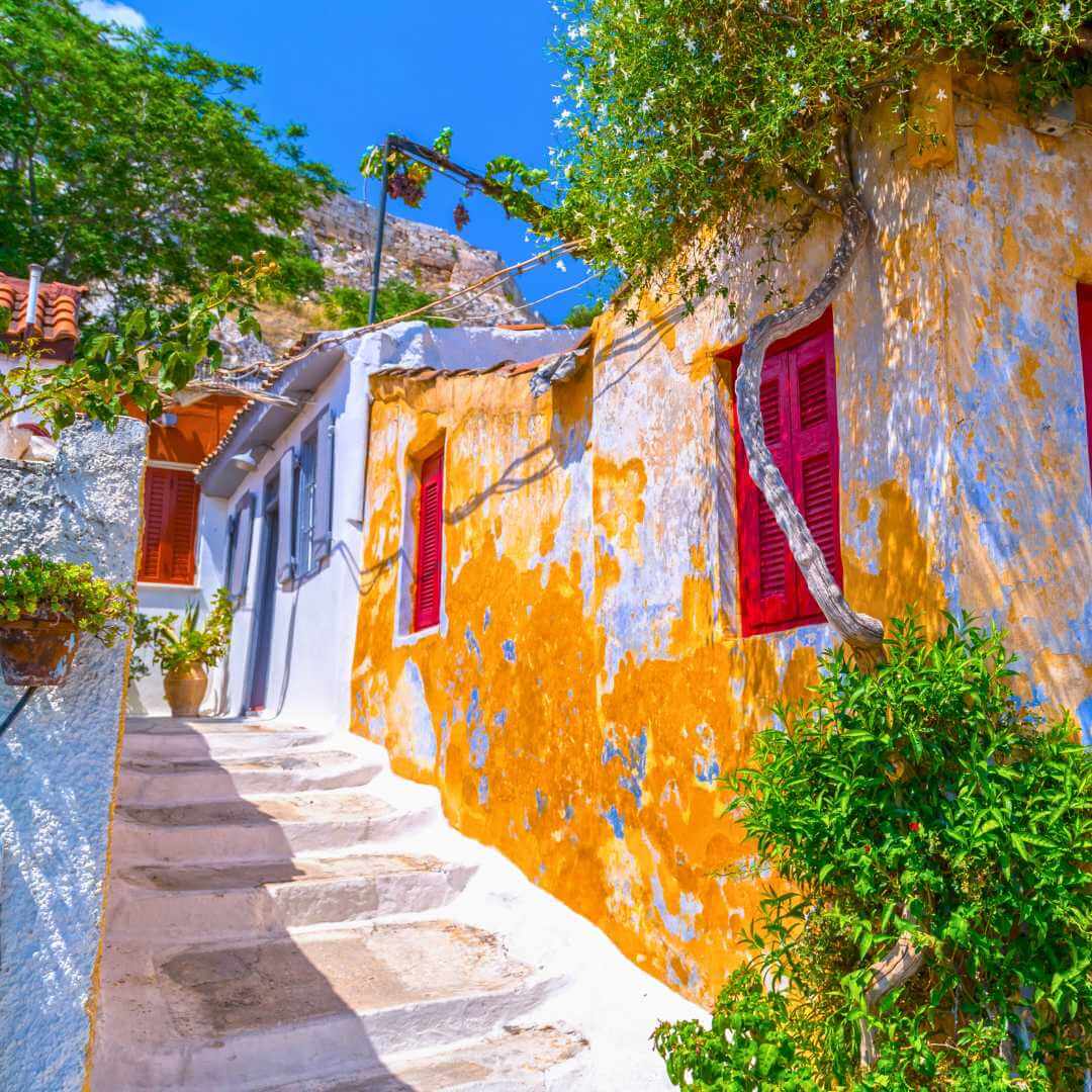 Dettagli architettonici delle strette vie di Anafiotika, un villaggio tradizionale di Atene, la capitale greca, incastonato sulle pendici dell'Acropoli in Grecia