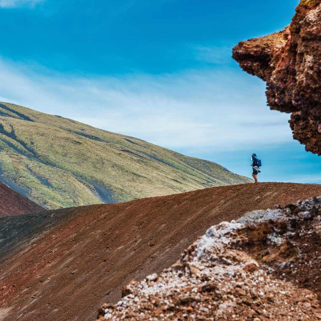 Turista sul vulcano Etna che guarda il cratere, Sicilia