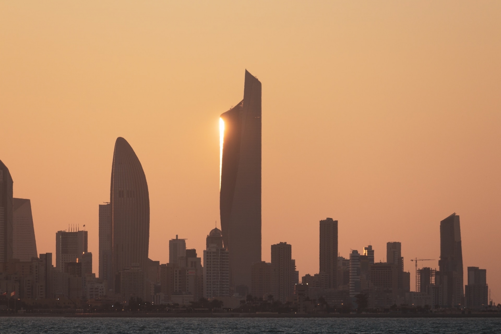 reflejo del atardecer en kuwait