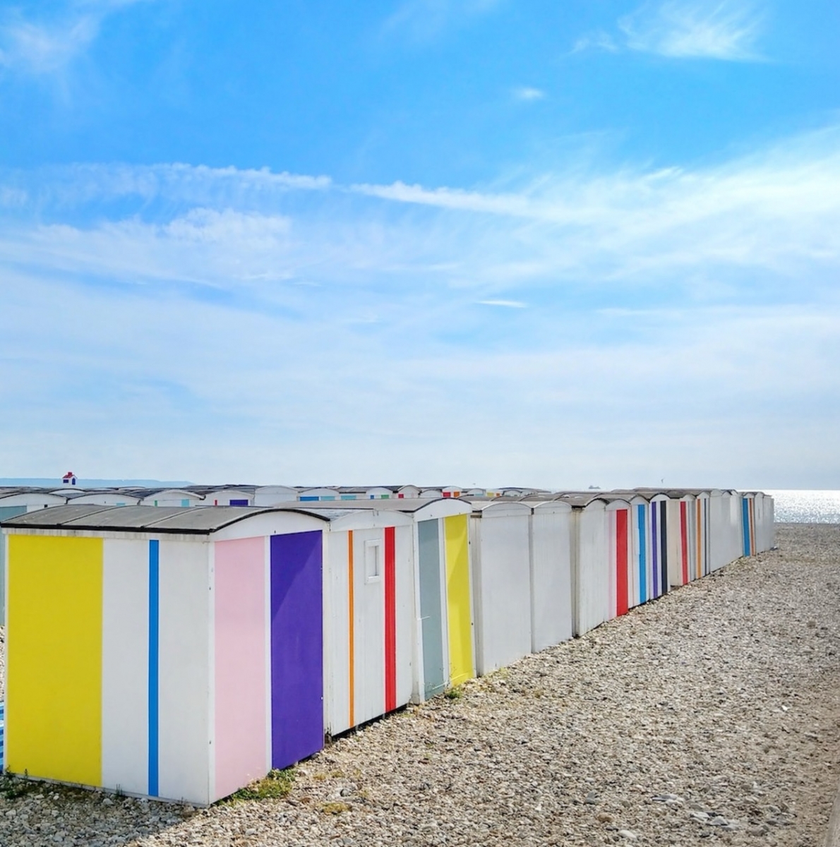 Petites cabanes en bois placées sur la plage du Havre, Haute-Normandie, France