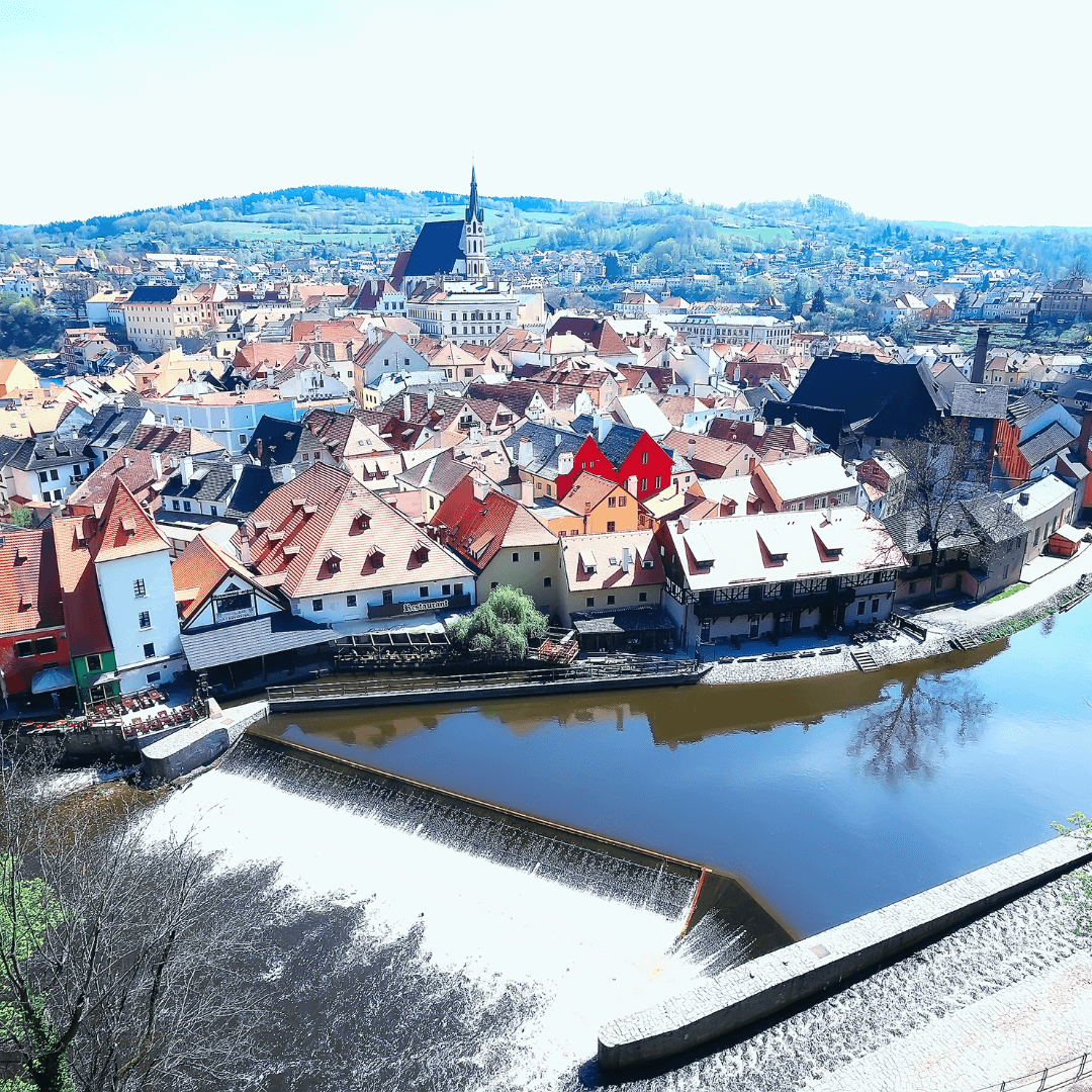 Tschechische Krumlov-Landschaft _ Reisetourismus in der Tschechischen Republik, Panoramablick auf die tschechische Stadt Krumlov
