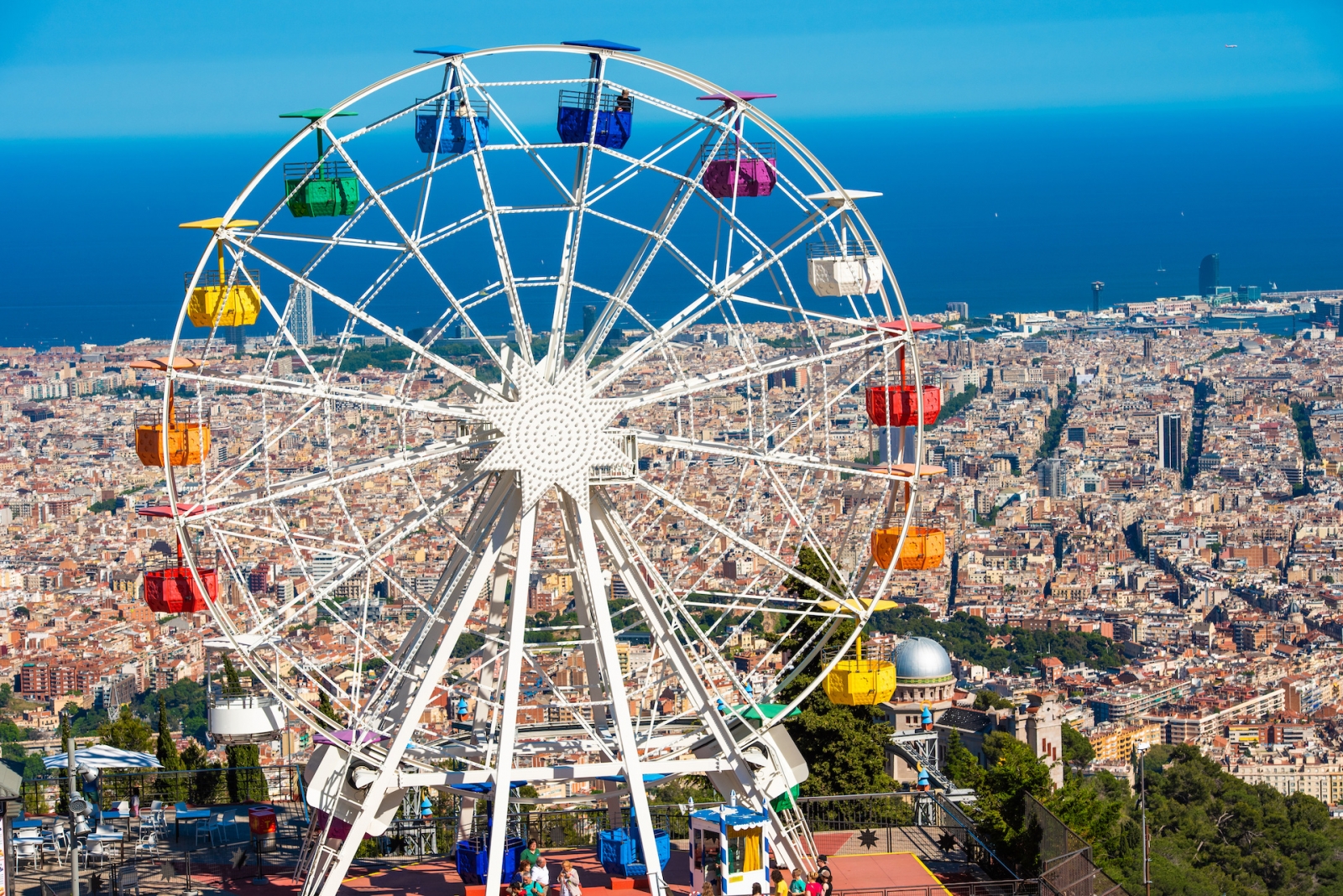 Riesenrad im Vergnügungspark Tibidabo, Barcelona, ​​Katalonien, Spanien.  Mit selektivem Fokus.