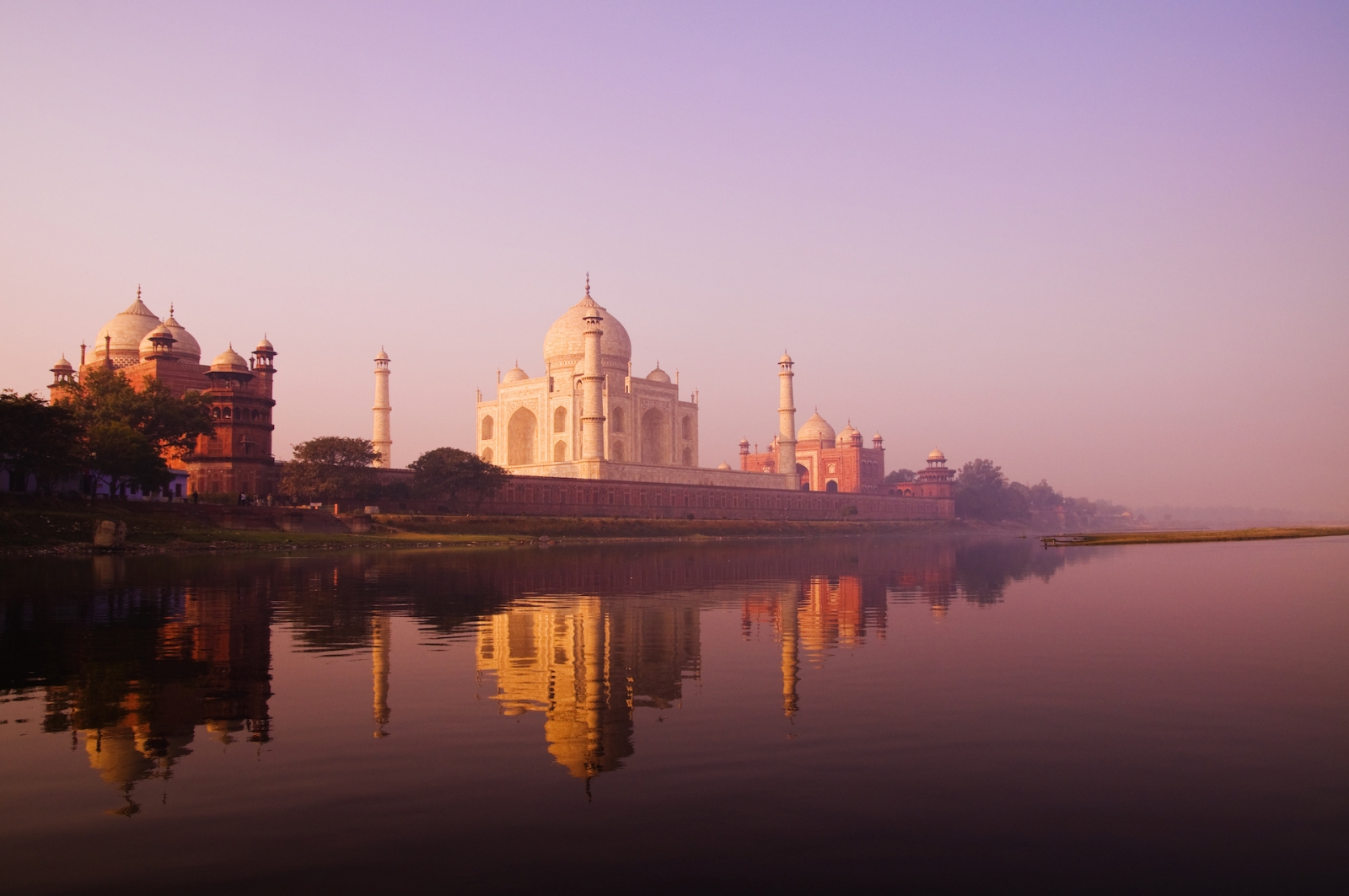Hermoso paisaje de Taj Mahal y un cuerpo de agua