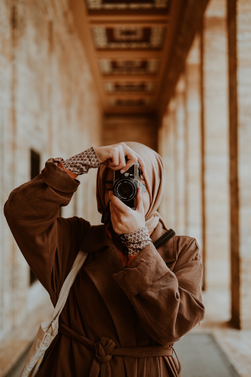 donna araba con fotocamera