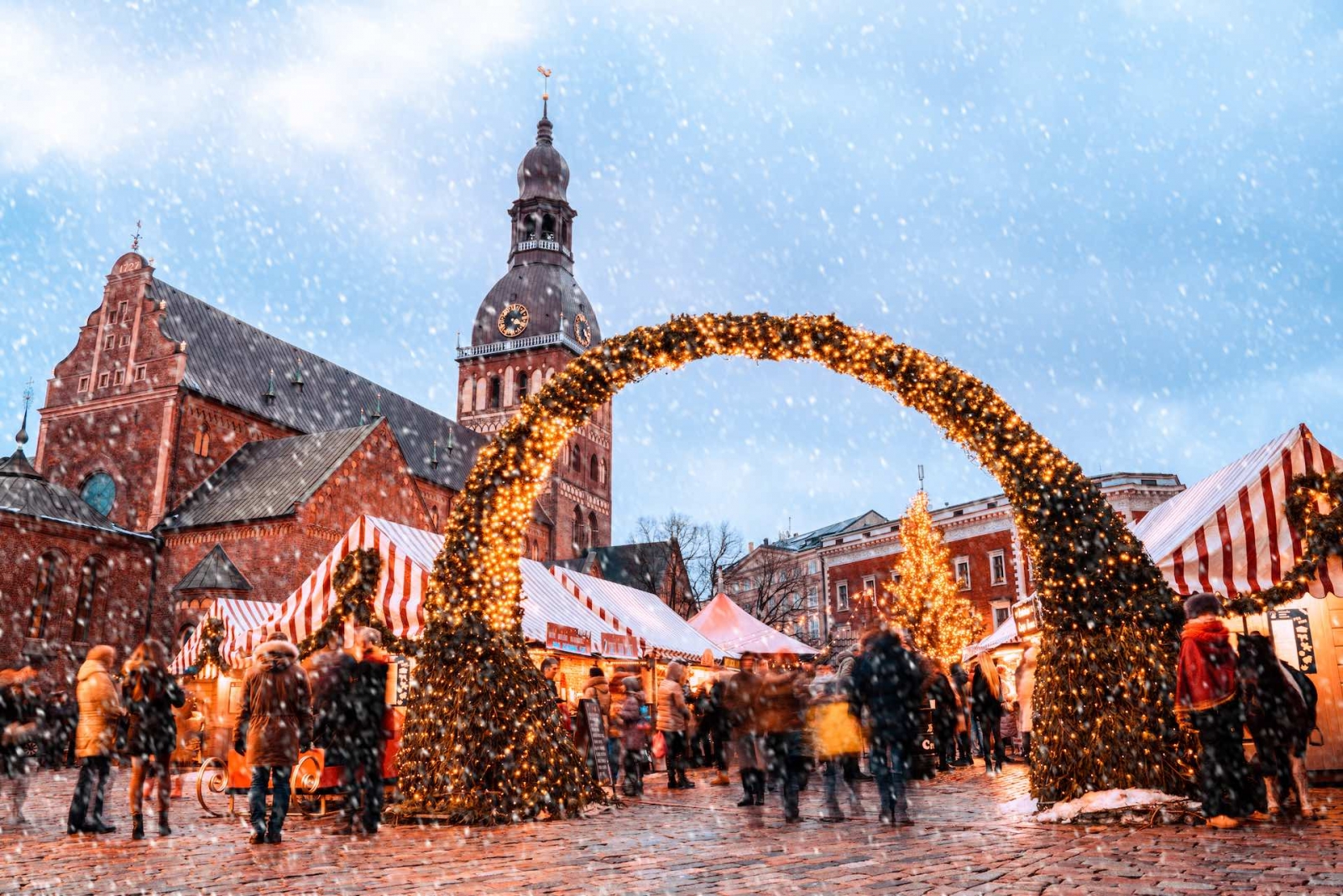 Mercado de Navidad y el principal árbol de Navidad ubicado en la plaza Dome en la antigua Riga, Letonia