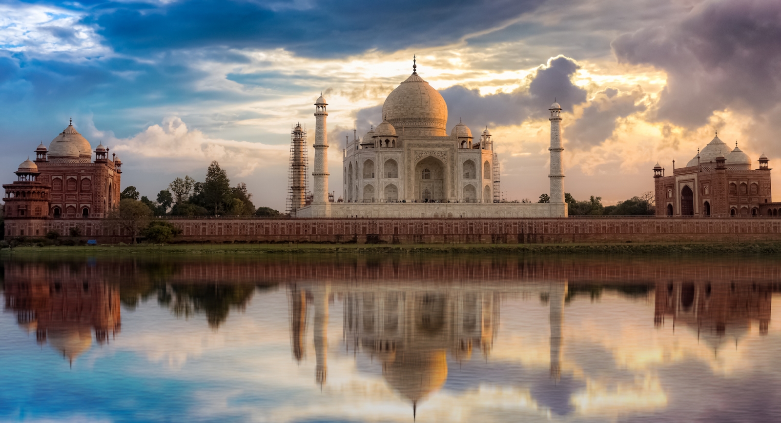 Taj Mahal vista al tramonto da Mehtab Bagh sulle rive del fiume Yamuna.  Taj Mahal è un mausoleo in marmo bianco designato come sito del patrimonio mondiale dell'UNESCO ad Agra