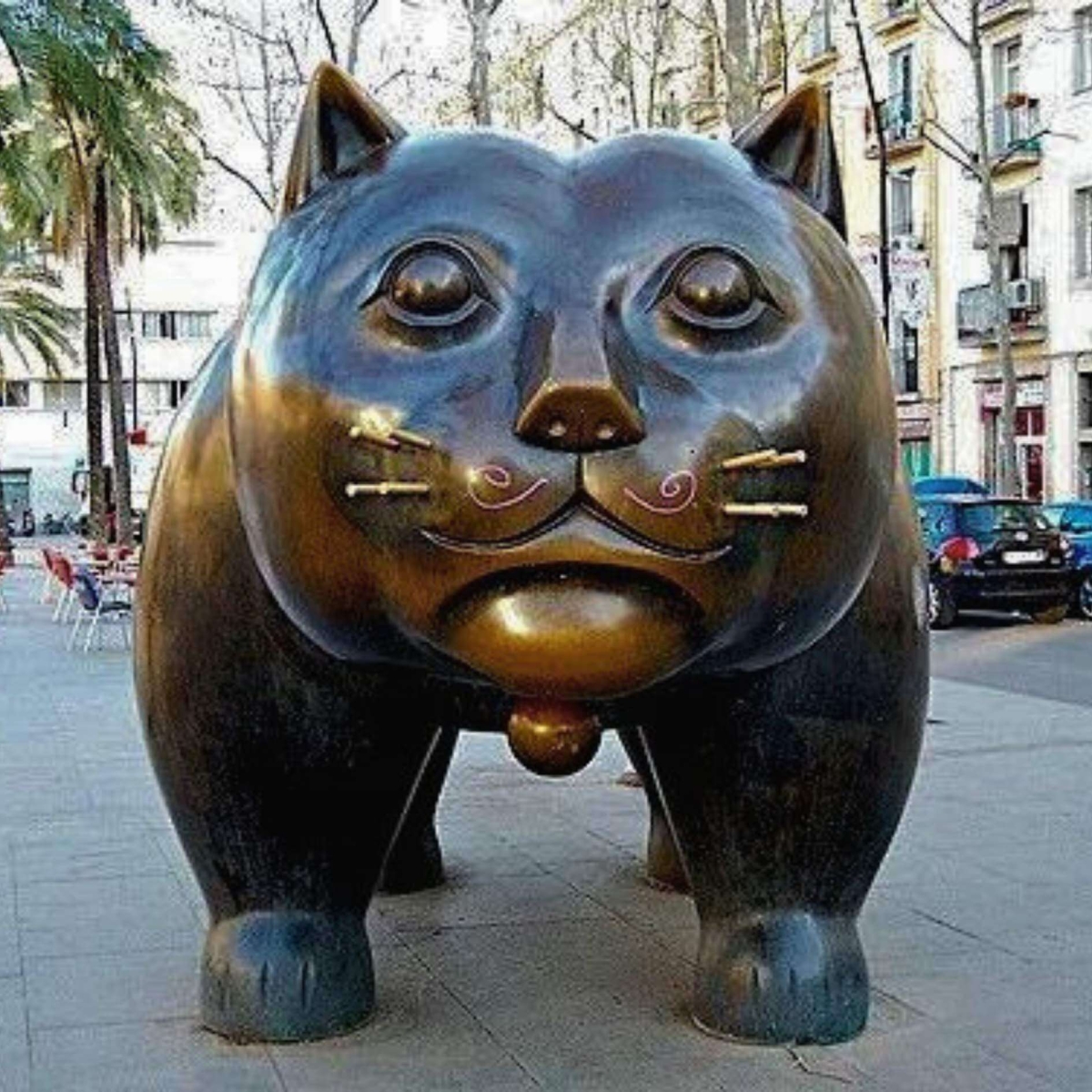 Riesige Katzenstatue im Raval, Barcelona