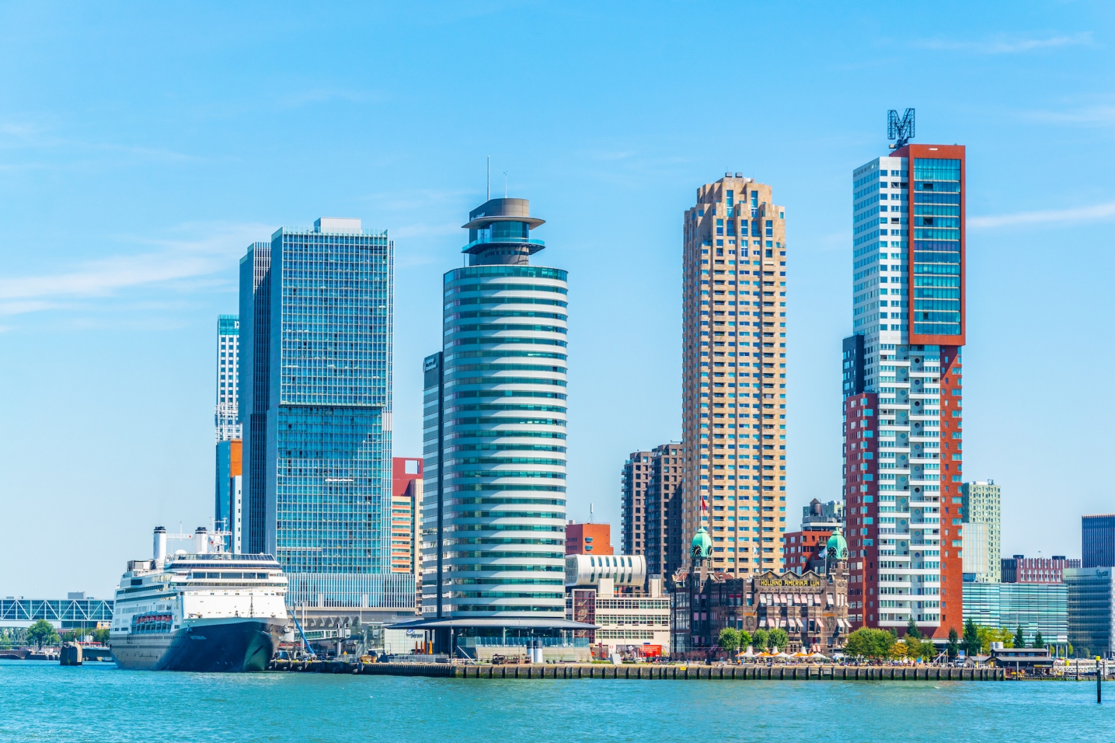 Линия Голландия Америка и другие небоскребы в Роттердаме, Нидерланды