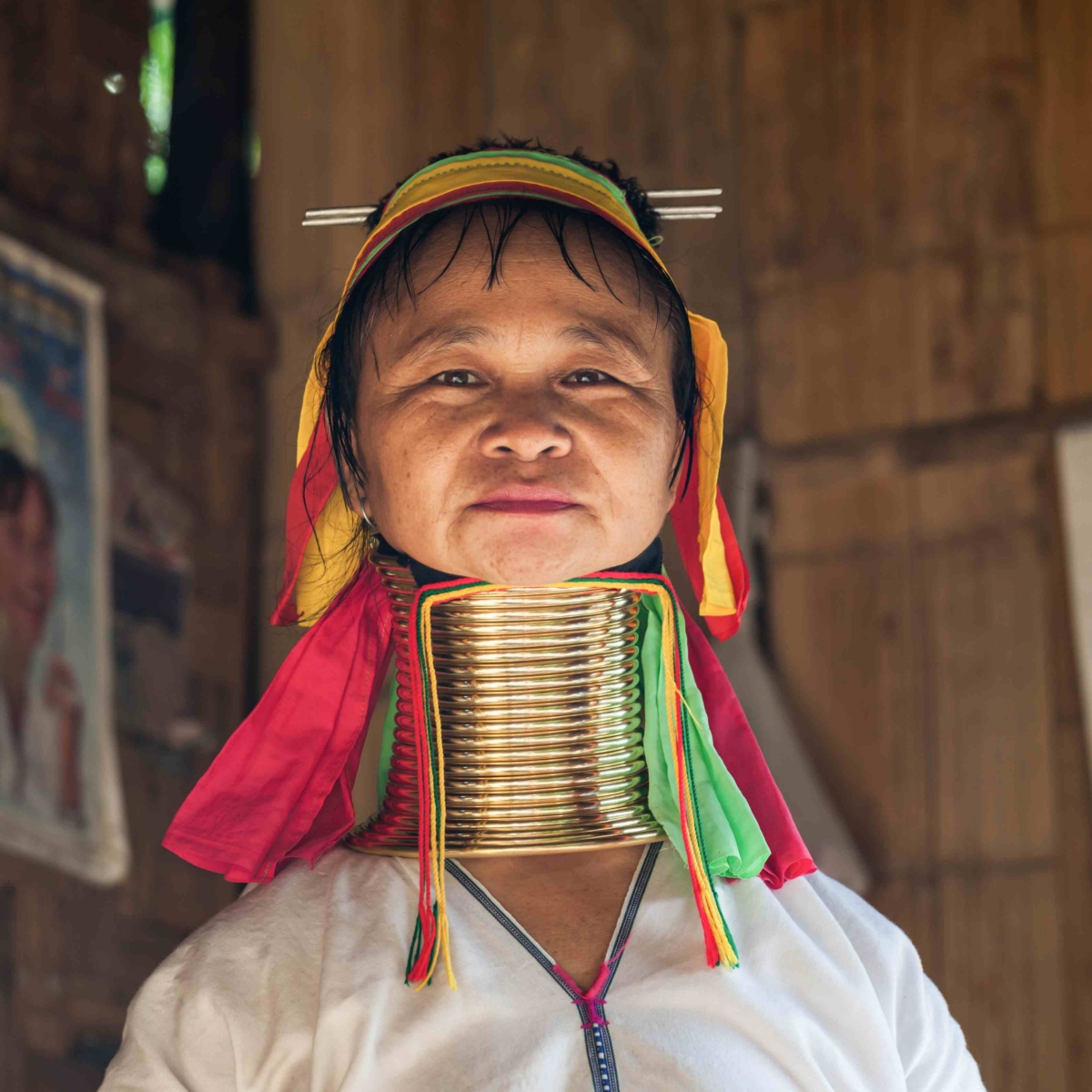 Langhalsige Frau in Burma am Inle-See posiert