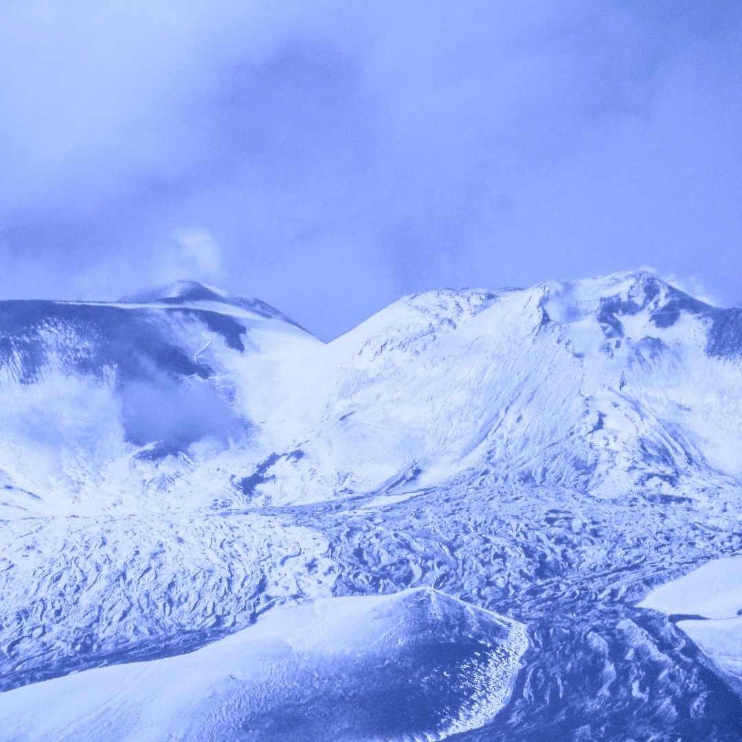 Il monte Etna è uno dei vulcani più attivi al mondo. In cima è ricoperto di neve e ghiaccio. Si trova in Sicilia, Italia.