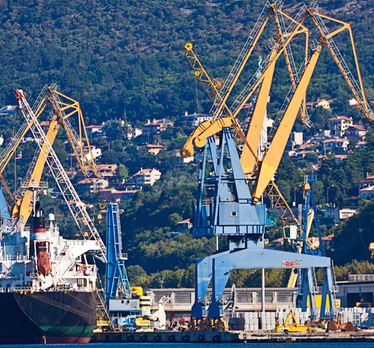 Триест Италия, промышленные портовые сооружения
