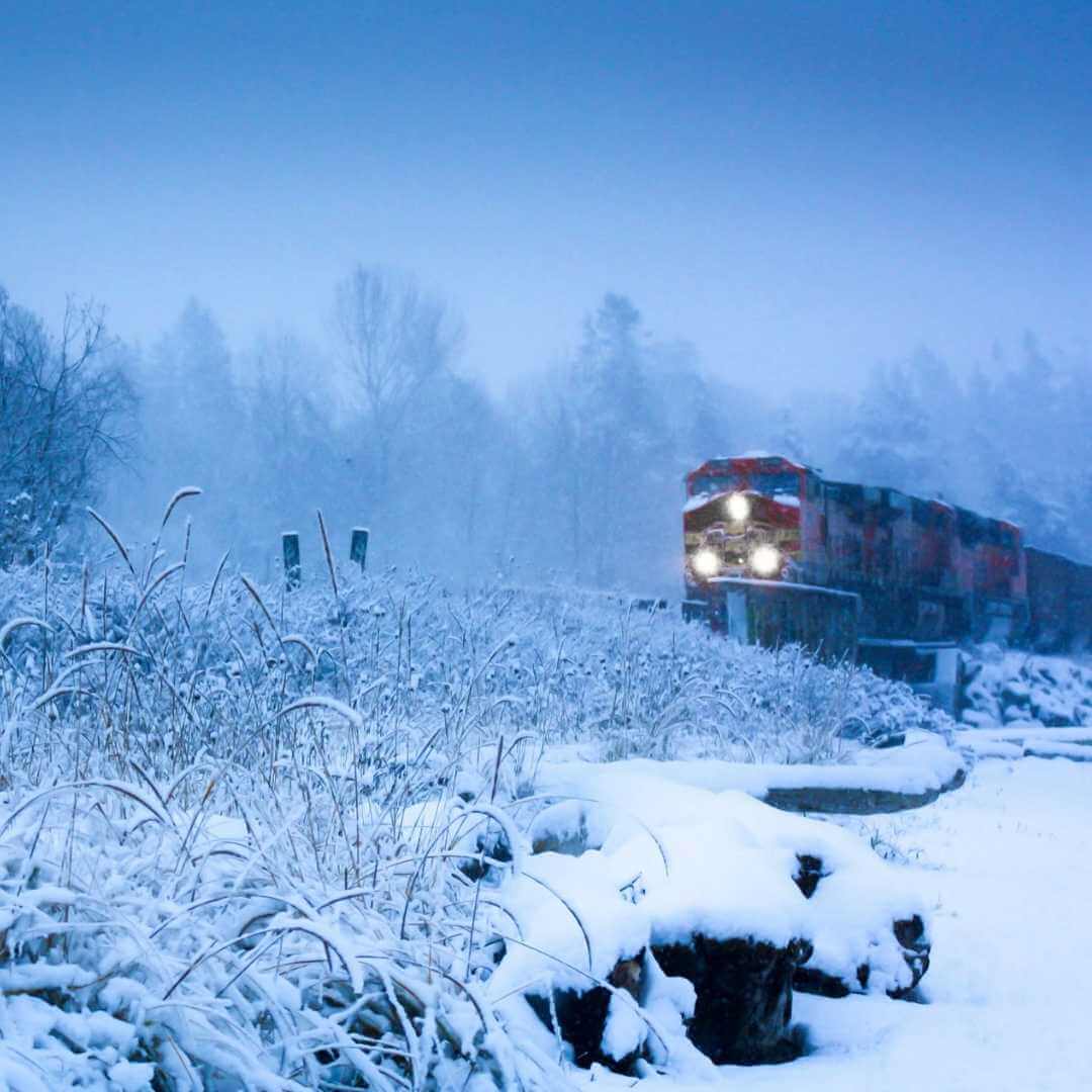 Транссибирский поезд провезет вас через всю Россию, Сибирь и зиму.