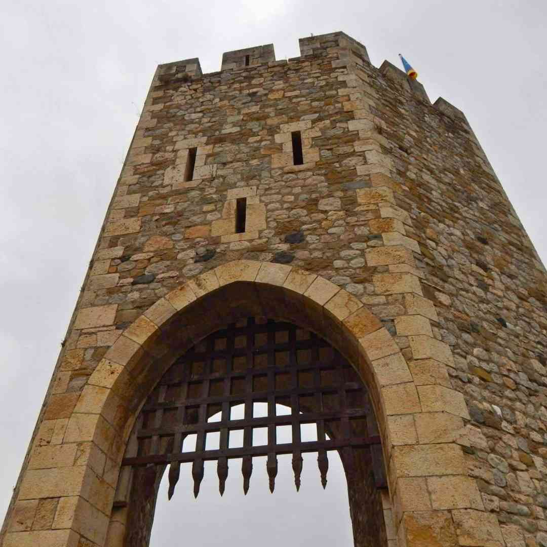 Puerta de la Aduana Medieval en el antiguo puente hacia Besalú y hacia el resto de Europa.