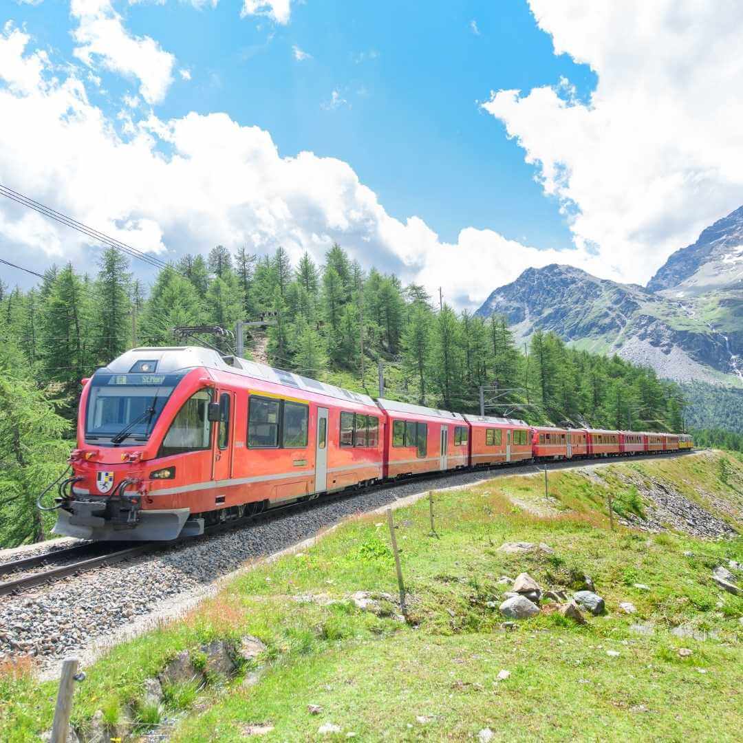 Train touristique de la Bernina dans les Alpes suisses