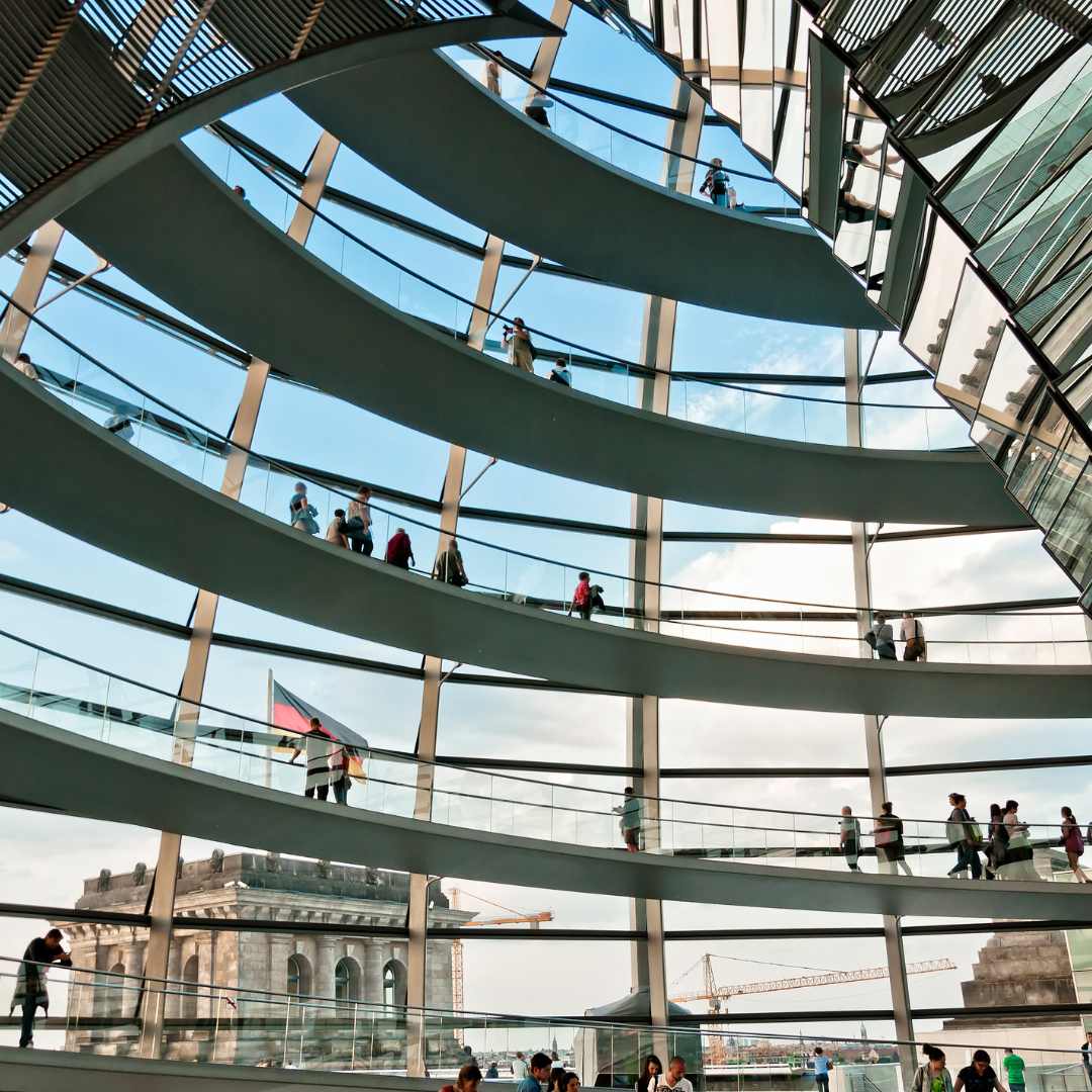 Les gens visitent la coupole du Reichstag à Berlin, en Allemagne. Il s'agit d'un dôme de verre construit au sommet du Reichstag reconstruit pour symboliser la réunification de l'Allemagne.