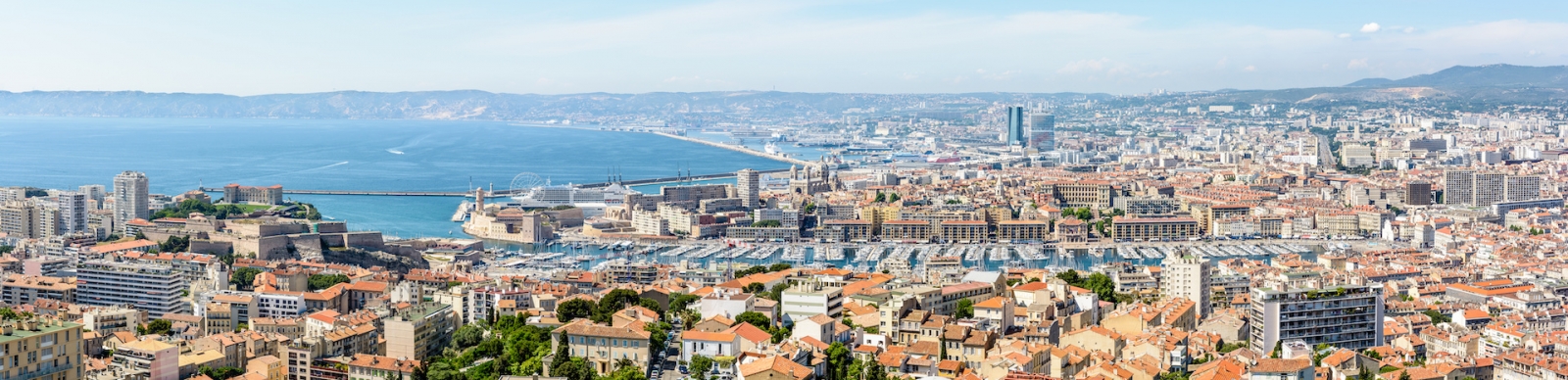Vue panoramique sur le Vieux Port, le centre historique du Panier, le Grand Port Maritime de Marseille, le littoral et les quartiers nord au loin