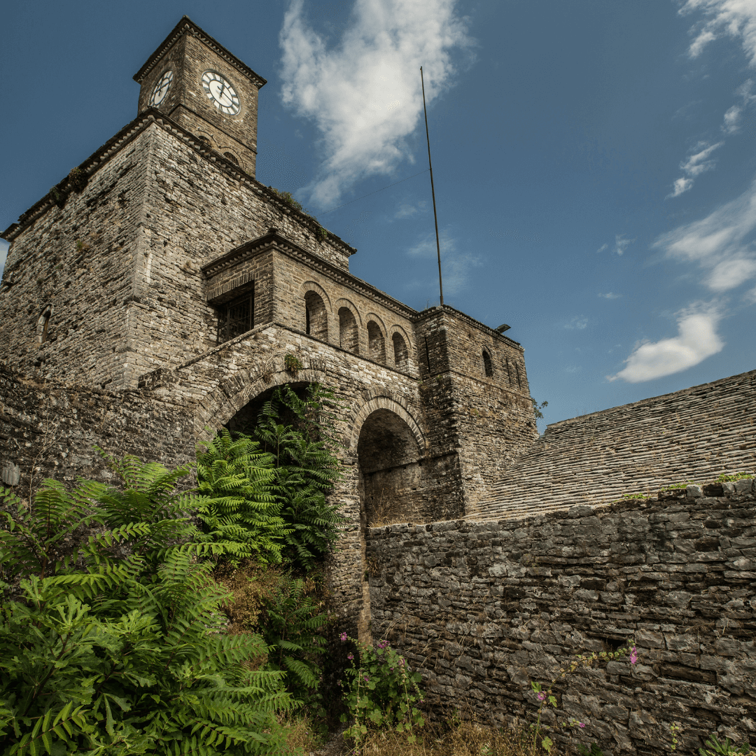 Vista de la torre del reloj ubicada en la fortaleza del casco antiguo de Gjirokastra