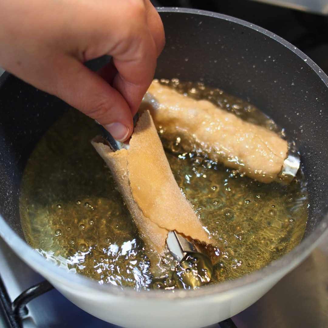 Preparazione dei cannoli siciliani