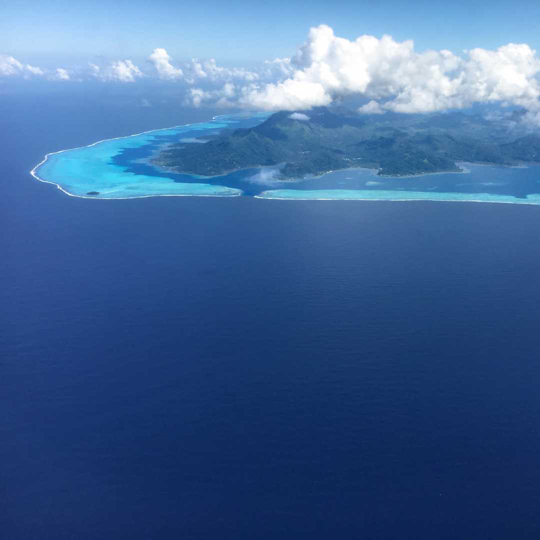 Saliendo de Raiatea en vuelo hacia Papeete, Tahití. Polinesia Francesa, Océano Pacífico Sur