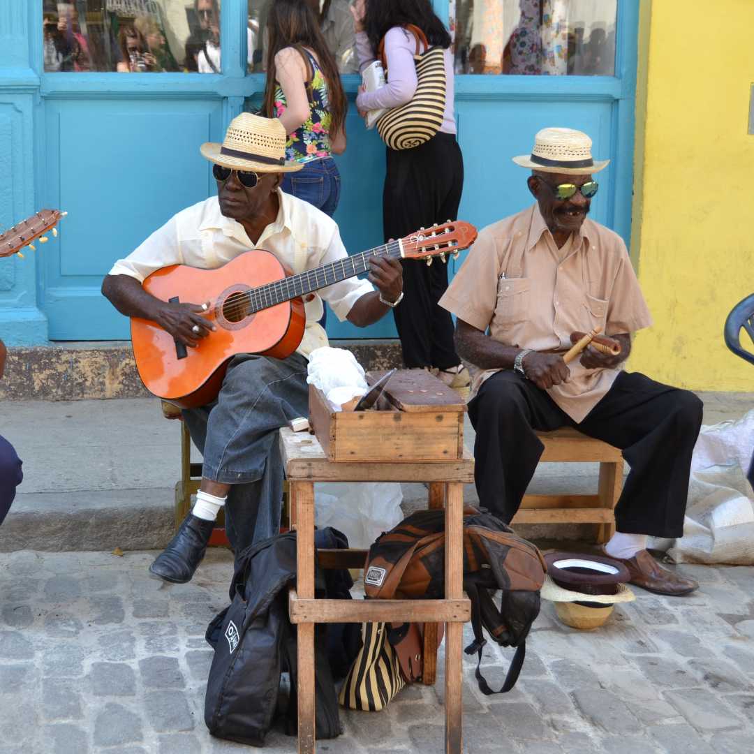 Musiker machen Straßenaufführungen