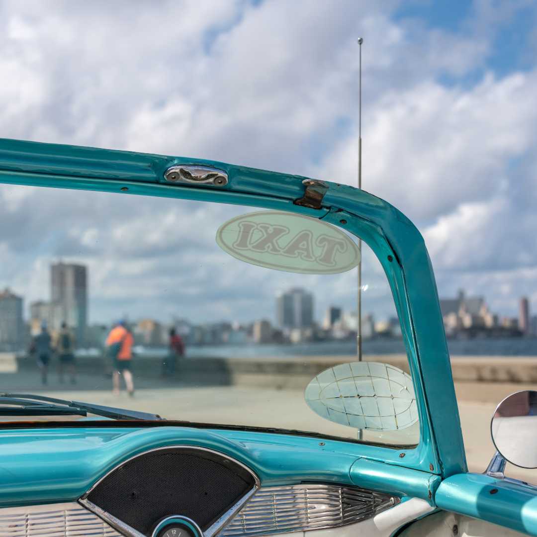 Vista desde el interior de un coche clásico (1957) en La Habana, Cuba, en el Malecón