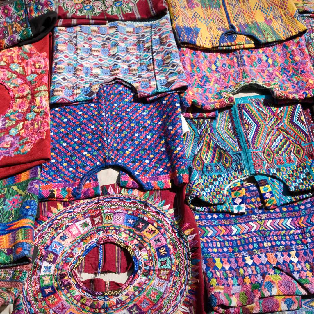 Reihen guatemaltekischer Frauen-Huipils zum Verkauf in Antigua, Guatemala