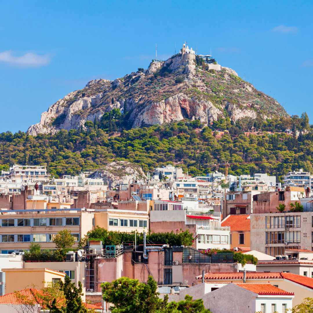 Monte Licabetto, noto anche come Lykabettos, Lycabettos o Lykavittos. È una collina calcarea del Cretaceo ad Atene, Grecia