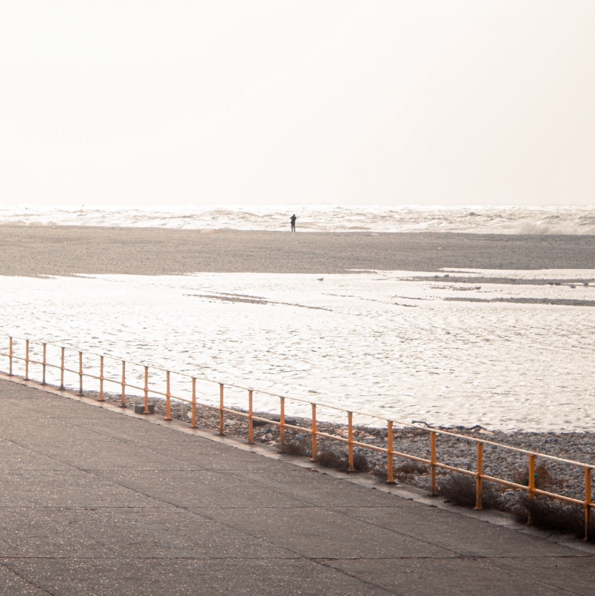 Un hombre solitario en la playa de Le Havre.