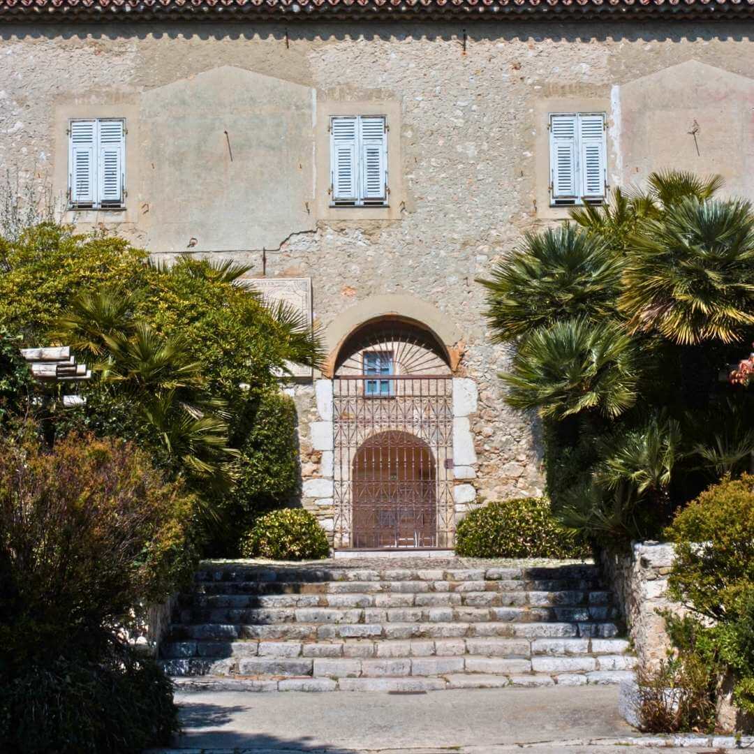 L'ingresso al cortile del monastero francescano di Cimiez, a Nizza