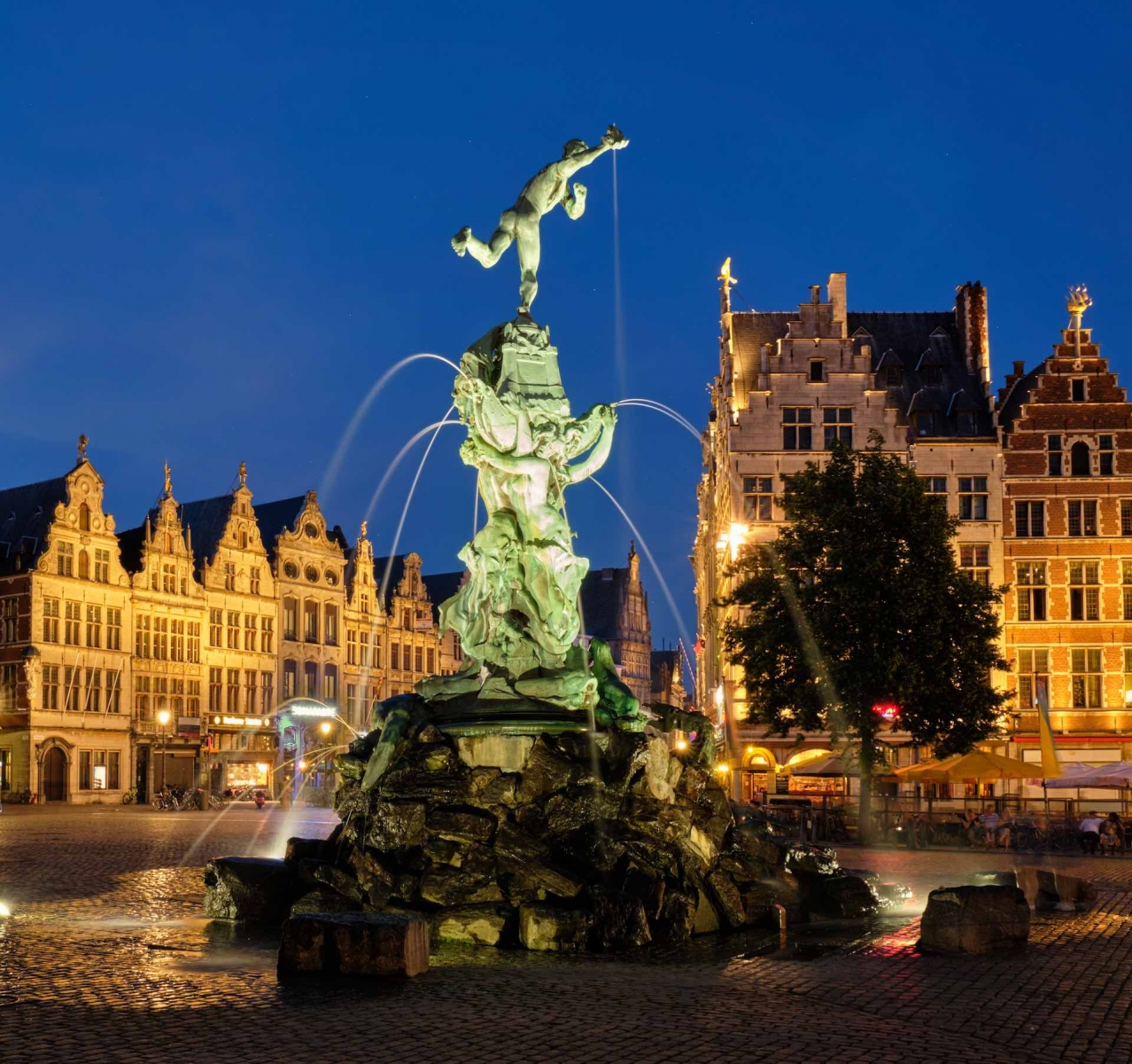 Антверпен Гроте Маркт со знаменитой статуей Брабо и фонтаном ночью, Бельгия