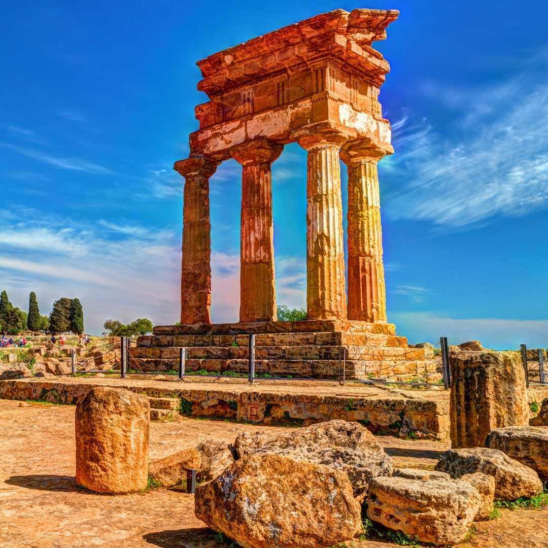 Agrigento, Sicilia. Il Tempio di Castore e Polluce è uno dei templi greci in Italia, Magna Grecia. Le rovine sono il simbolo della città di Agrigento.