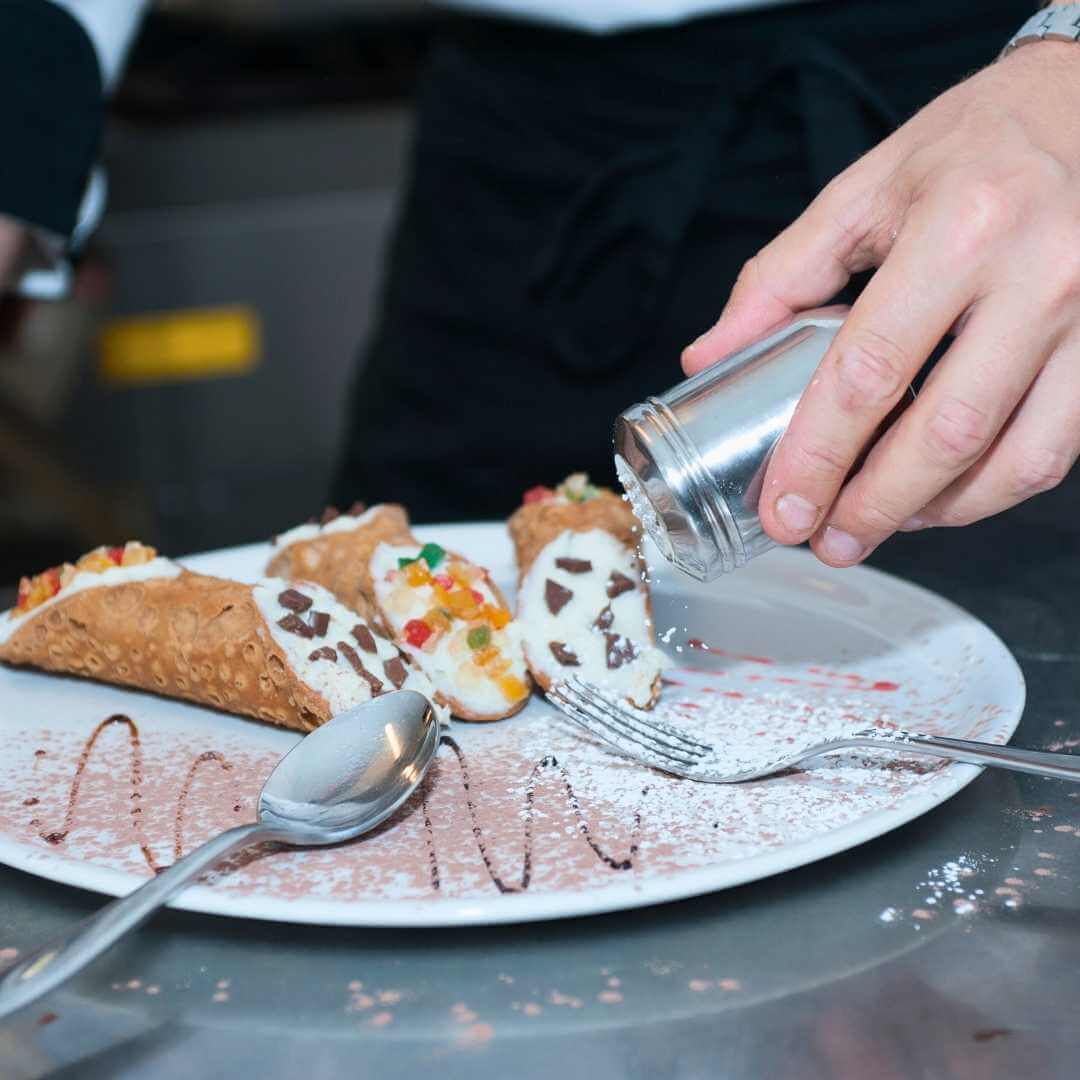 Un po' di zucchero per i cannoli siciliani