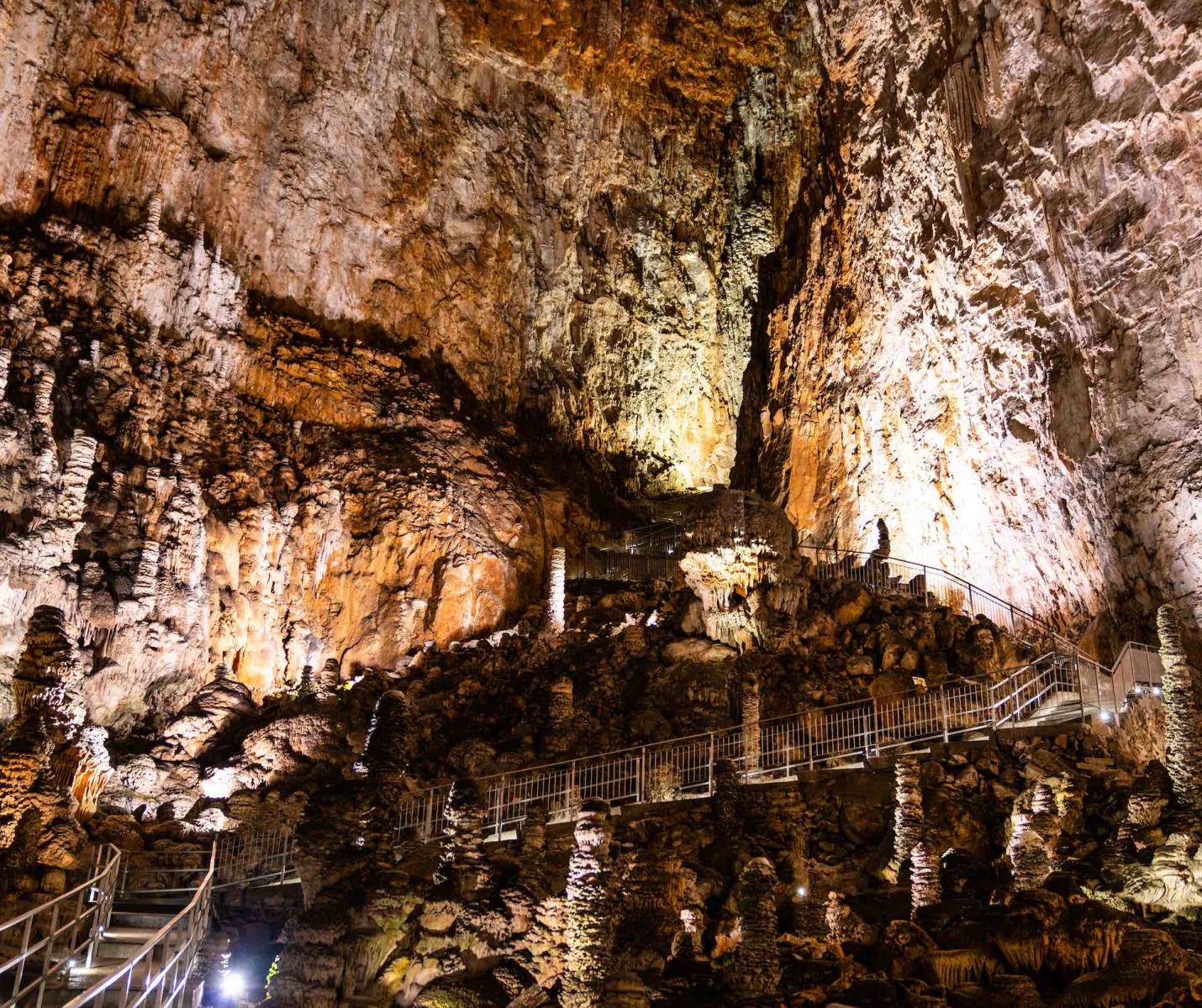 Grotta Gigante в Италии, одна из крупнейших выставочных пещер в мире.