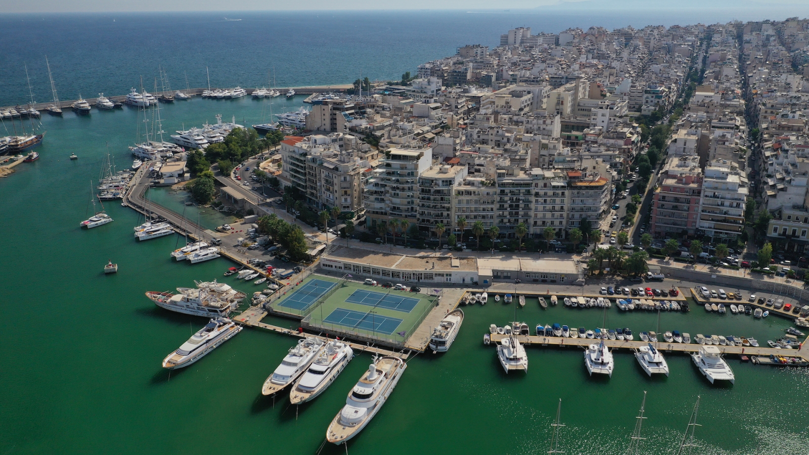 Foto aerea drone del famoso porto e Marina di Zea o Pasalimani nel cuore del Pireo, Attica, Grecia