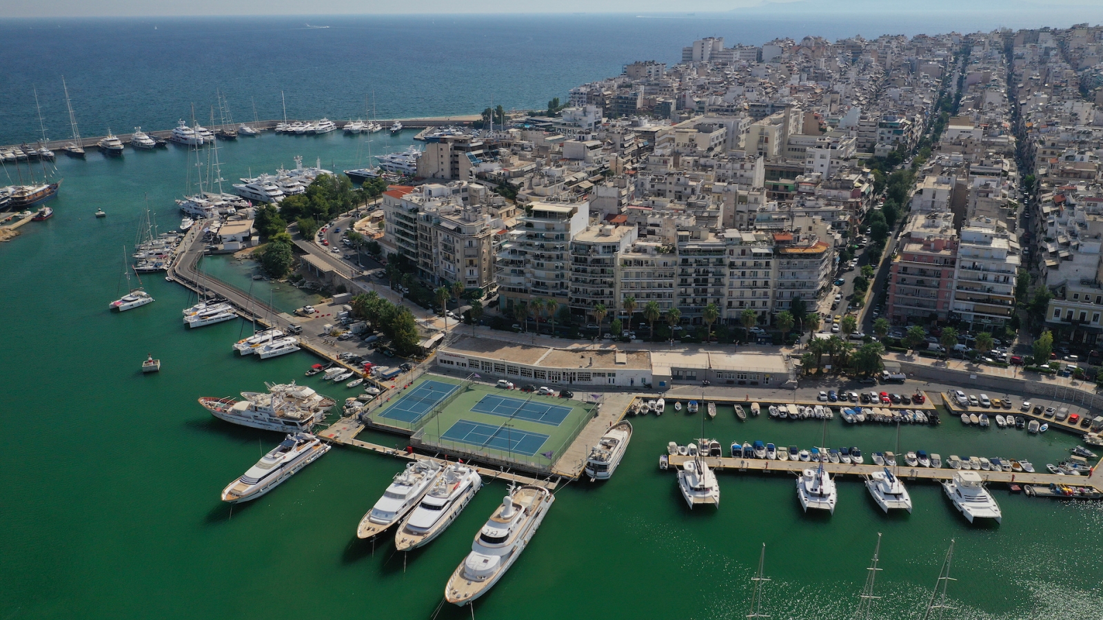 Foto aérea de drones del famoso puerto y Marina de Zea o Pasalimani en el corazón del Pireo, Attica, Grecia