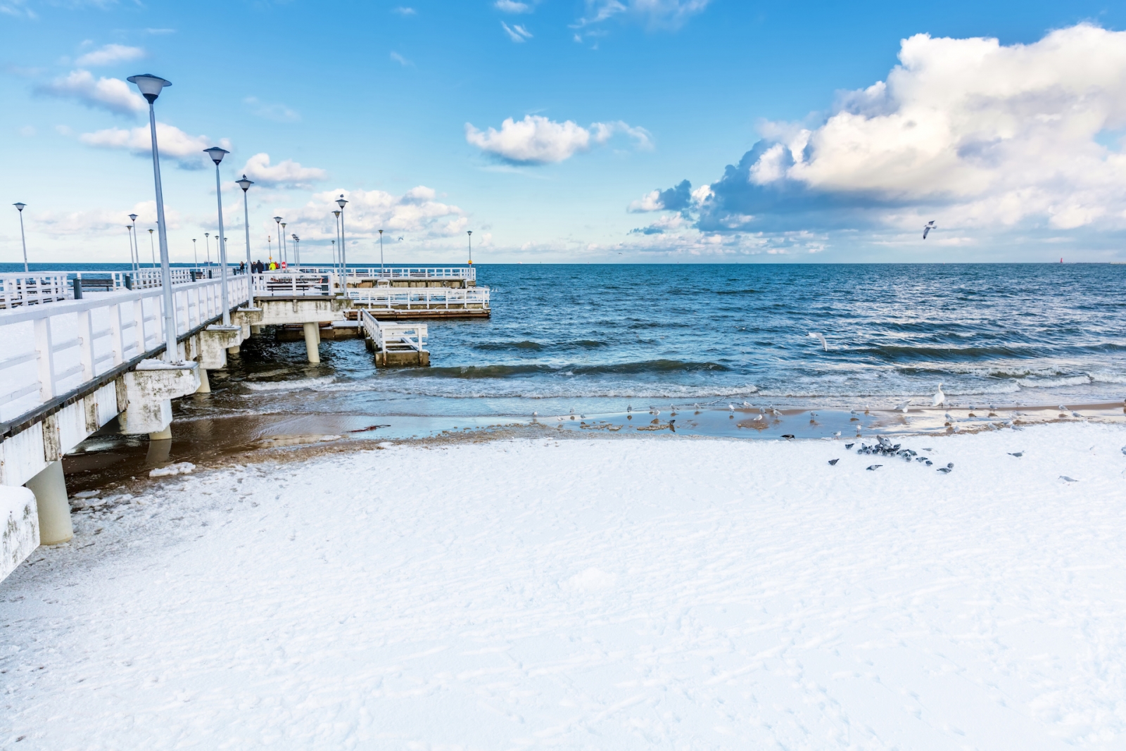 Paisaje invernal del mar Báltico.  Muelle en Gdansk Brzezno, Polonia