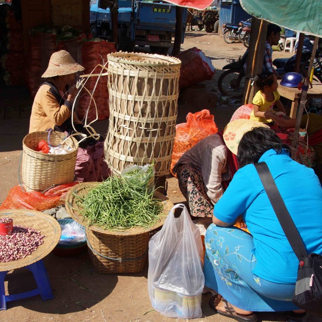 Местные шанские женщины на еженедельном рынке