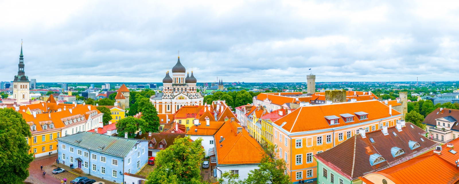 Вид с воздуха на замок Тоомпеа и собор Александра Невского в Таллинне, Эстония