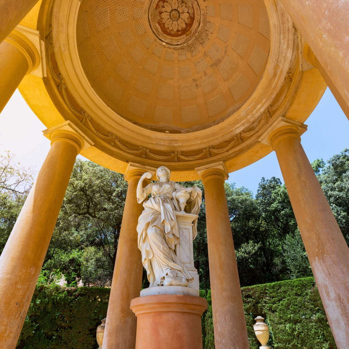 Pavillon mit Skulptur im Park des Labyrinths von Horta (Parc del Laberint d'Horta) in Barcelona, ​​Spanien