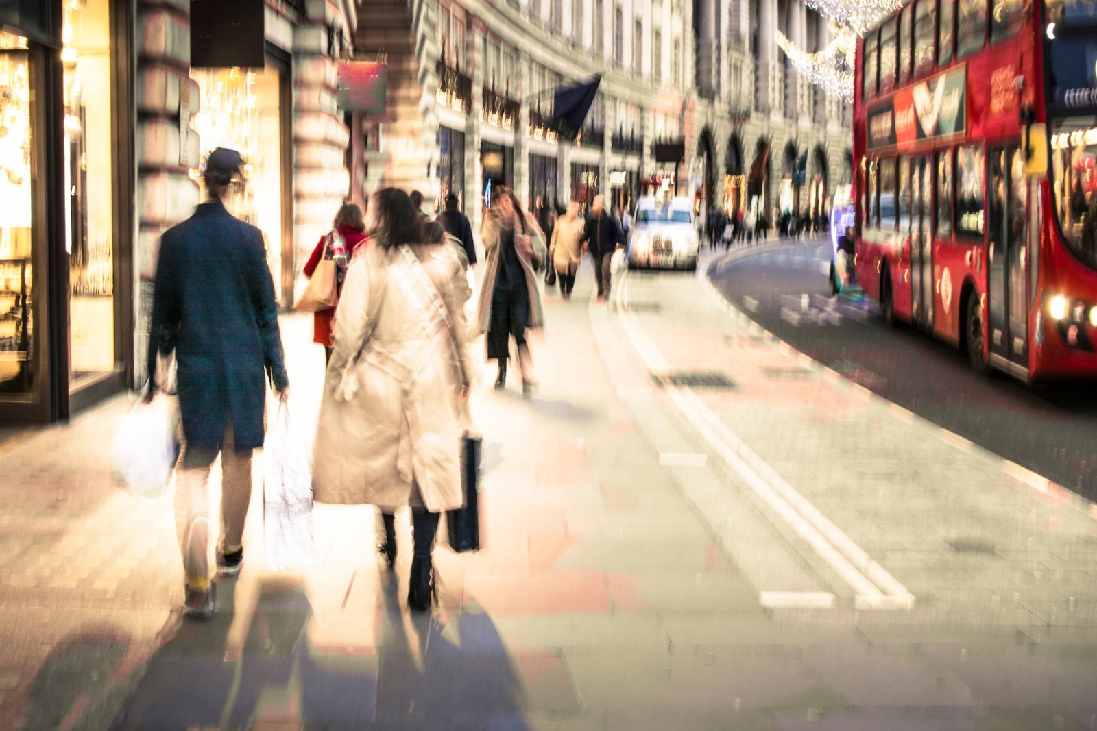 Escena de una calle comercial borrosa en Londres