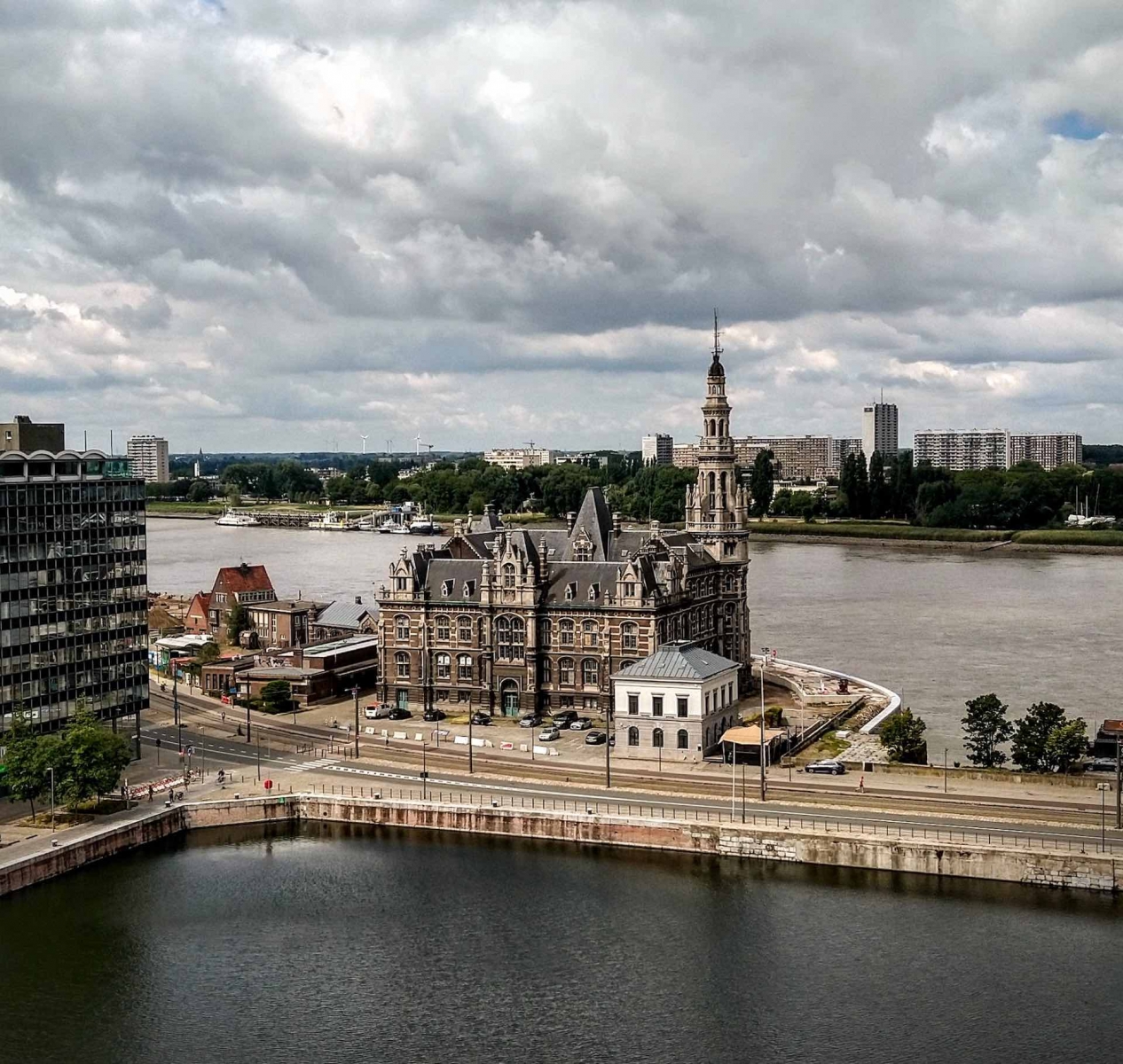 La vista dal tetto del museo MAS di Anversa verso il fiume Schelda, con l'edificio ottocentesco dei loodswezen (piloti) in primo piano.